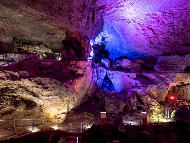 Salle du temple à la grotte du Mas d'Azil